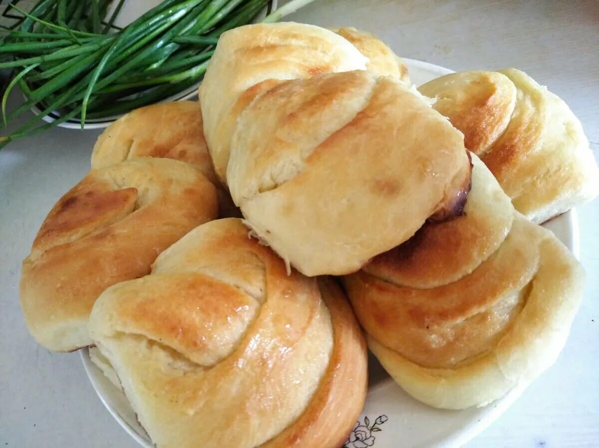 Красивые булочки. Сахарные плюшки. Формовка булочек с изюмом из дрожжевого теста. Красивые булочки из дрожжевого теста. Плюшки из дрожжевого теста в духовке.