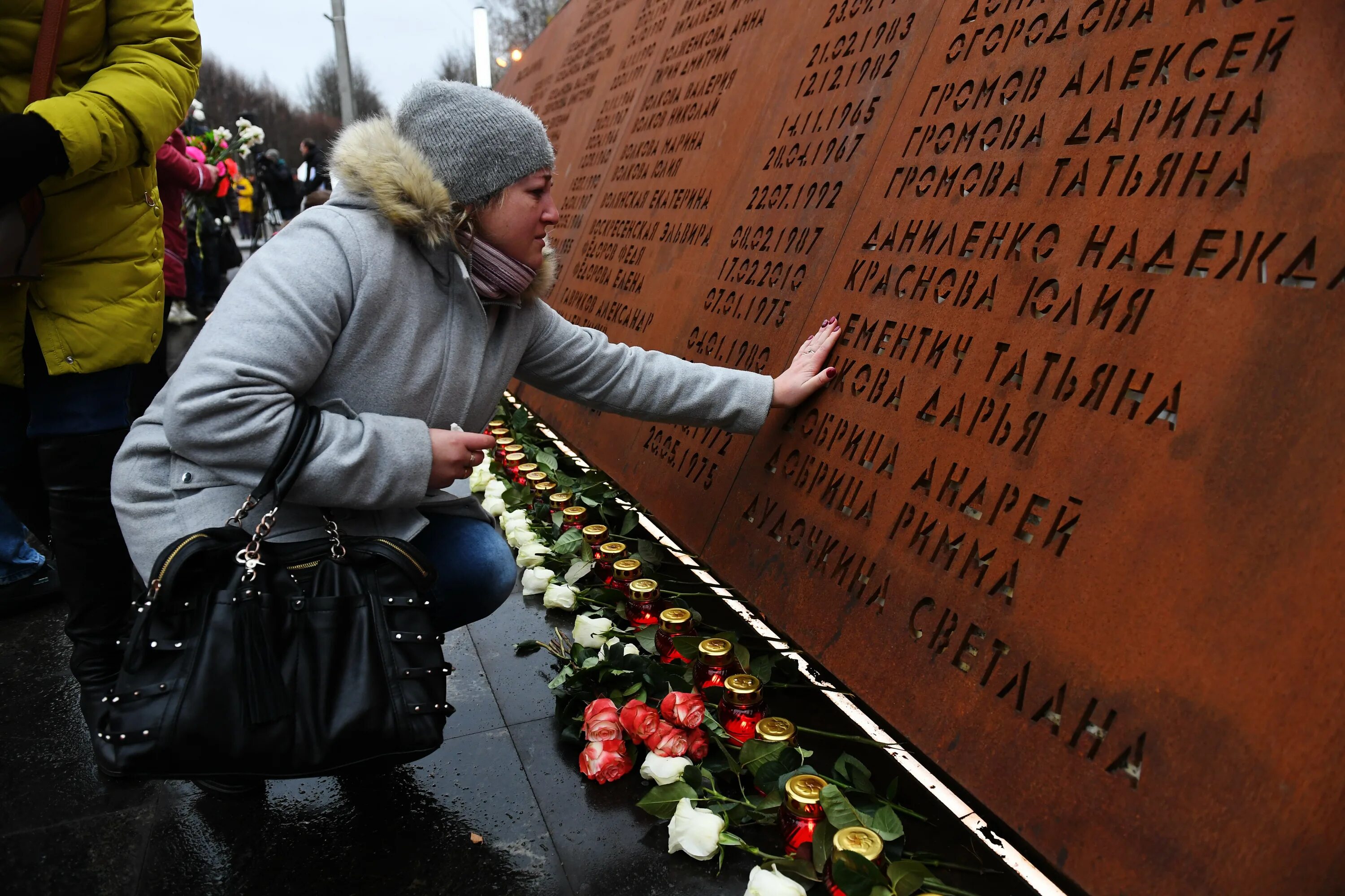 Мемориал погибшим а321. Трагедия над Синайским полуостровом 2015. Обелиск в память о погибших в авиакатастрофе.