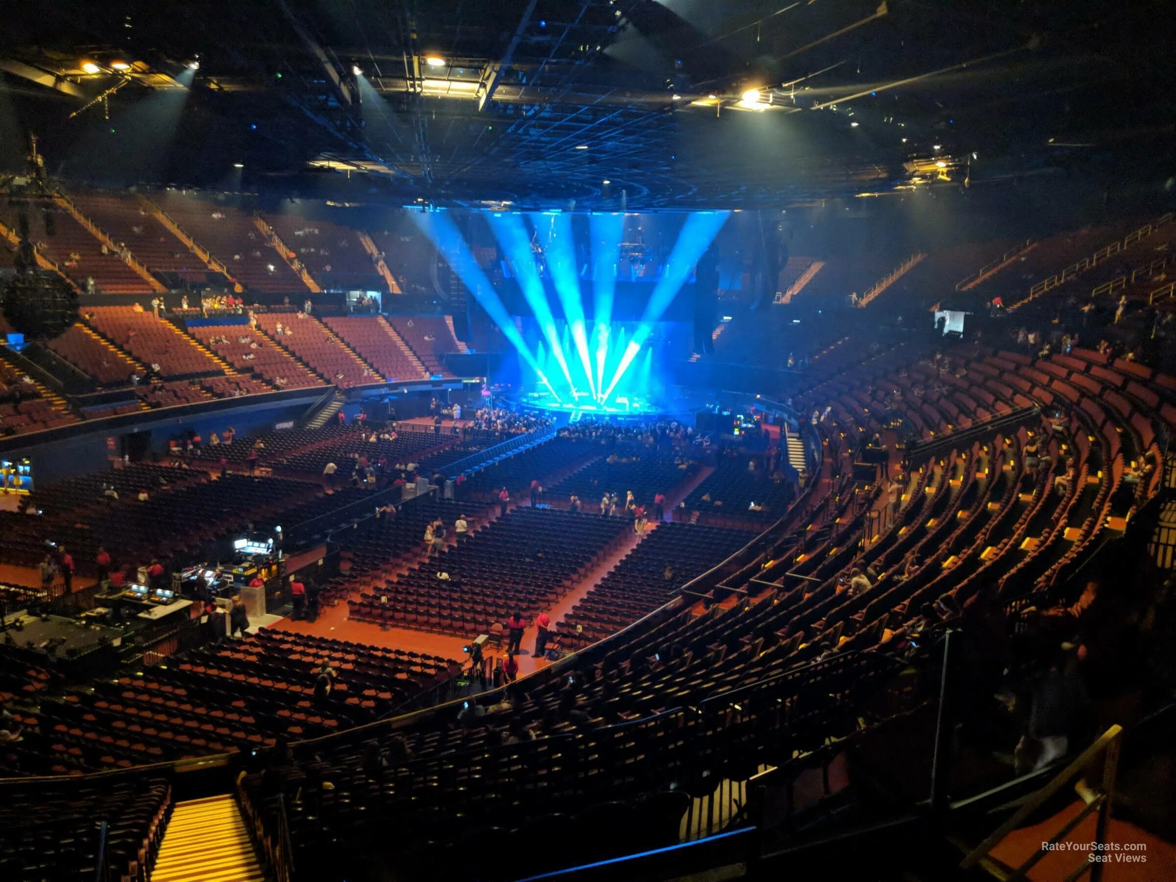 Las forum. Лос Анджелес Арена концерт. Крипто Арена Лос Анджелес вместимость. Madison Square Garden вместимость UFC. The forum Лос Анджелес.