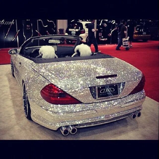 Мерседес 222 сваровски золото. Блестящий автомобиль. Мерседес c180 в камнях сваровски. Мерседес блестящий. Как сделать машину блестящей.