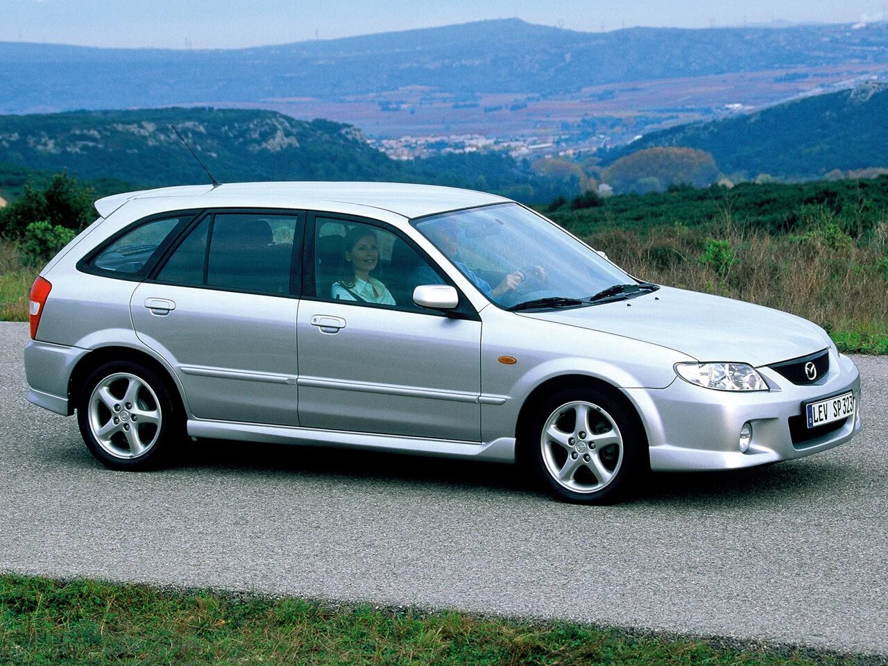 Мазда 323 седан. 323 письменно. Mazda 323 хэтчбек 2000. Латинская пропись. 323 письменно.
