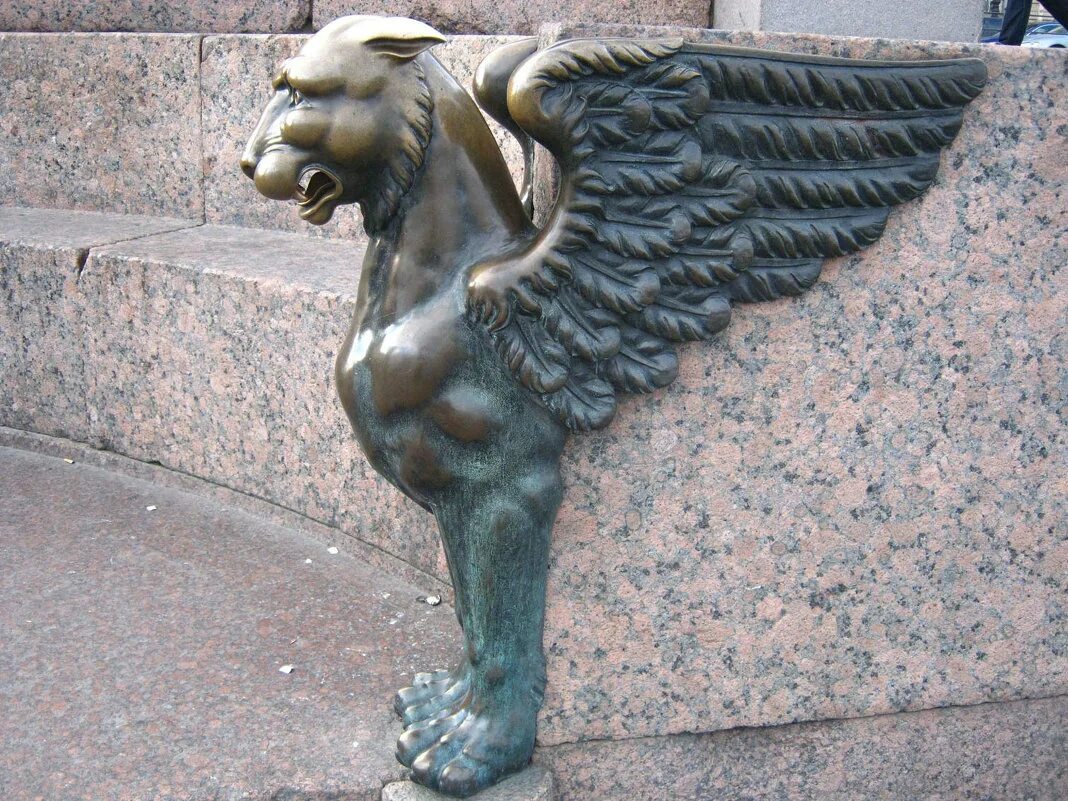 Крылатый центр. Брунсвик скульптура крылатый Лев. Крылатый Лев 2008. Мифические существа в архитектуре Санкт-Петербурга. Крылатый Лев в Питере.