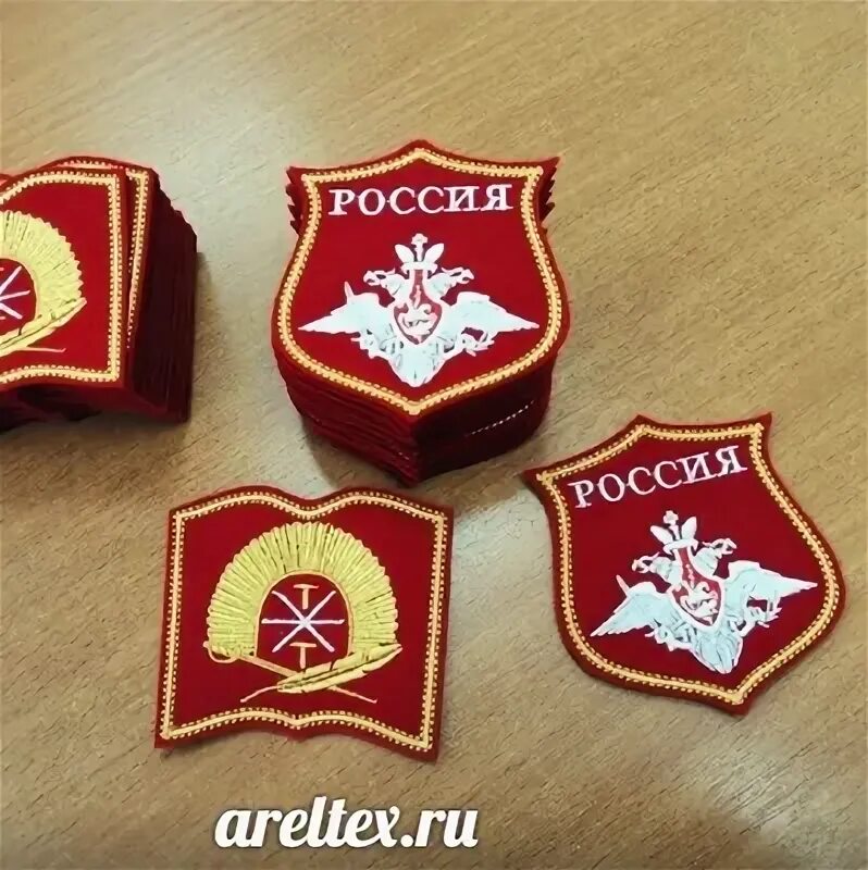 Шевроны на какой руке. Шеврон на руке. нашивка на руку. производство нашивок. шевроны кадетских училищ.