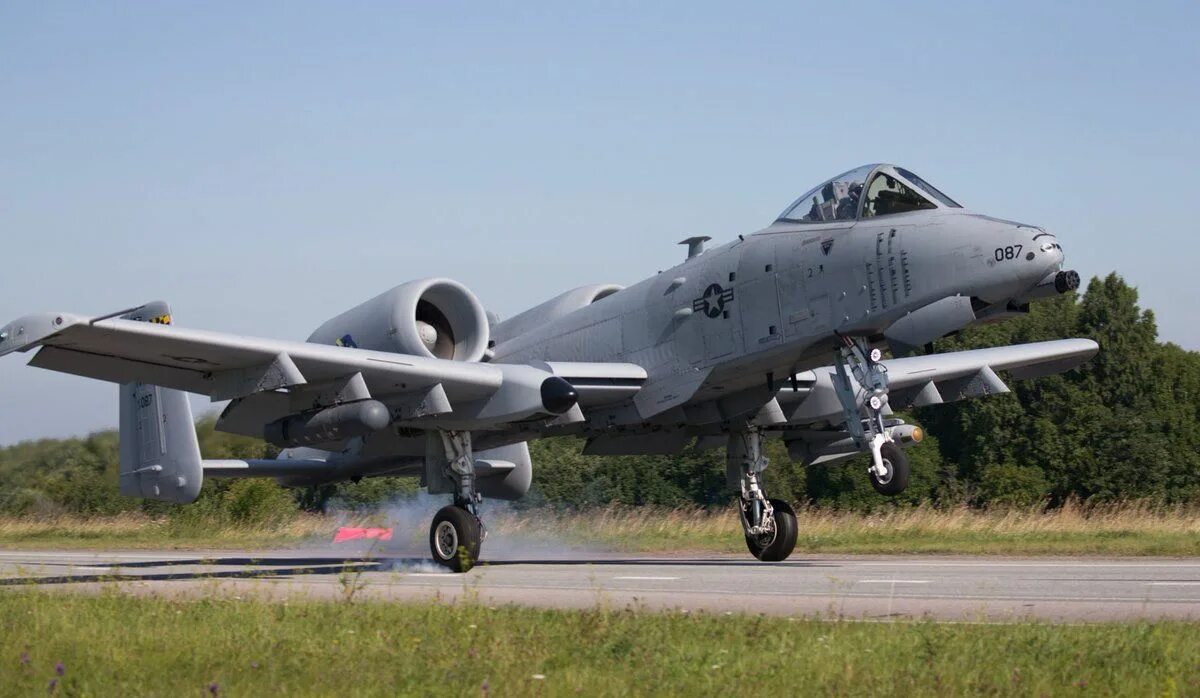 А 10 н. A 10 thunderbolt 2 подбитый. A-10a "thunderbolt ii". A-10a "thunderbolt ii". A-10 thunderbolt ii вооружение.