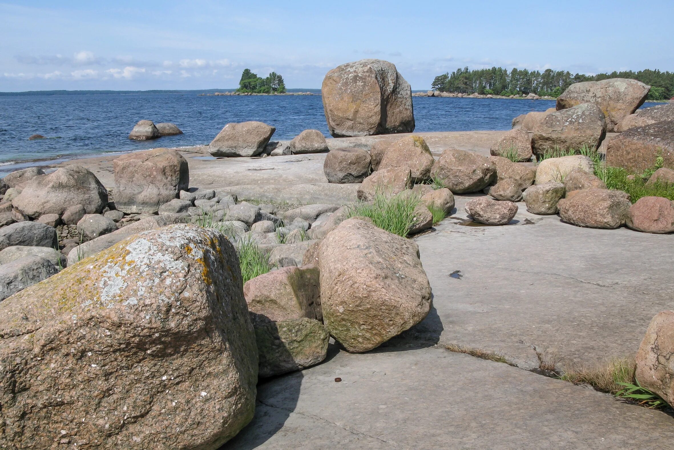 Финский залив камни. Финский залив каменный пляж. Каменный берег валуны финский залив. Острова финского залива большой камень.
