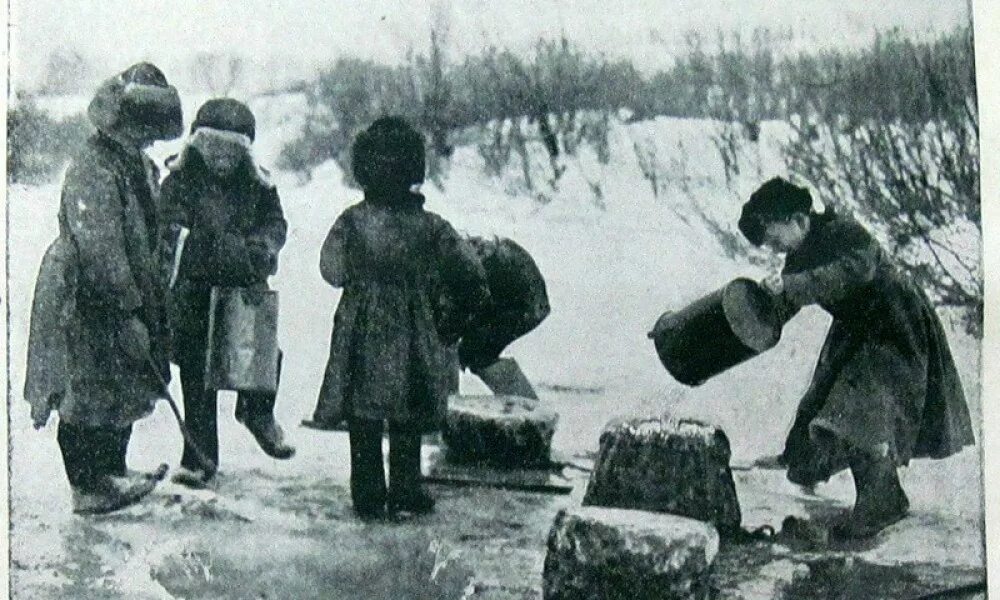 Крестьянские Деревенские дети зимой. Дети крестьян. Крестьянские дети в деревне. Детский крестьянский труд.