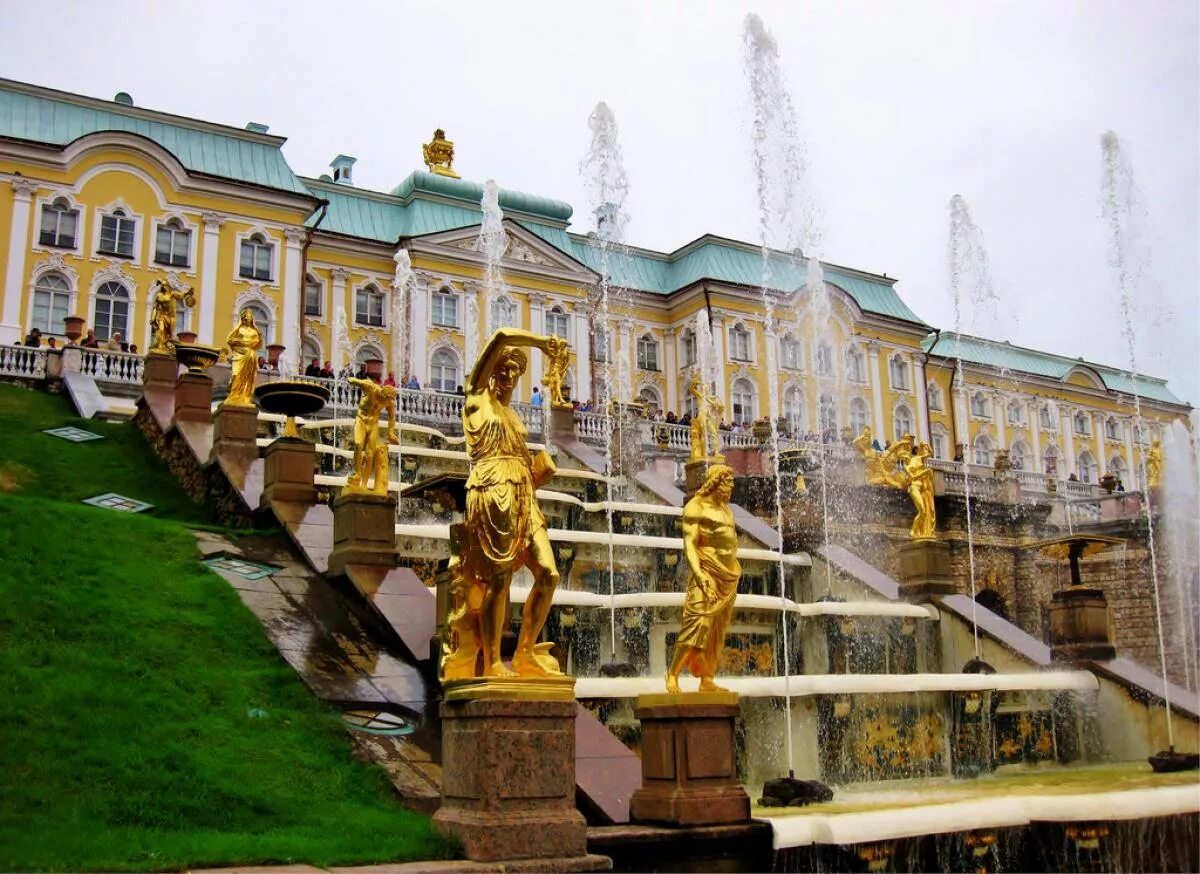 Дворец петергоф в санкт петербурге. Петергофский дворец в санкт-петербурге. большой петергофский дворец петергоф. петродворец большой дворец каскад. питер екатерининский дворец фонтан.