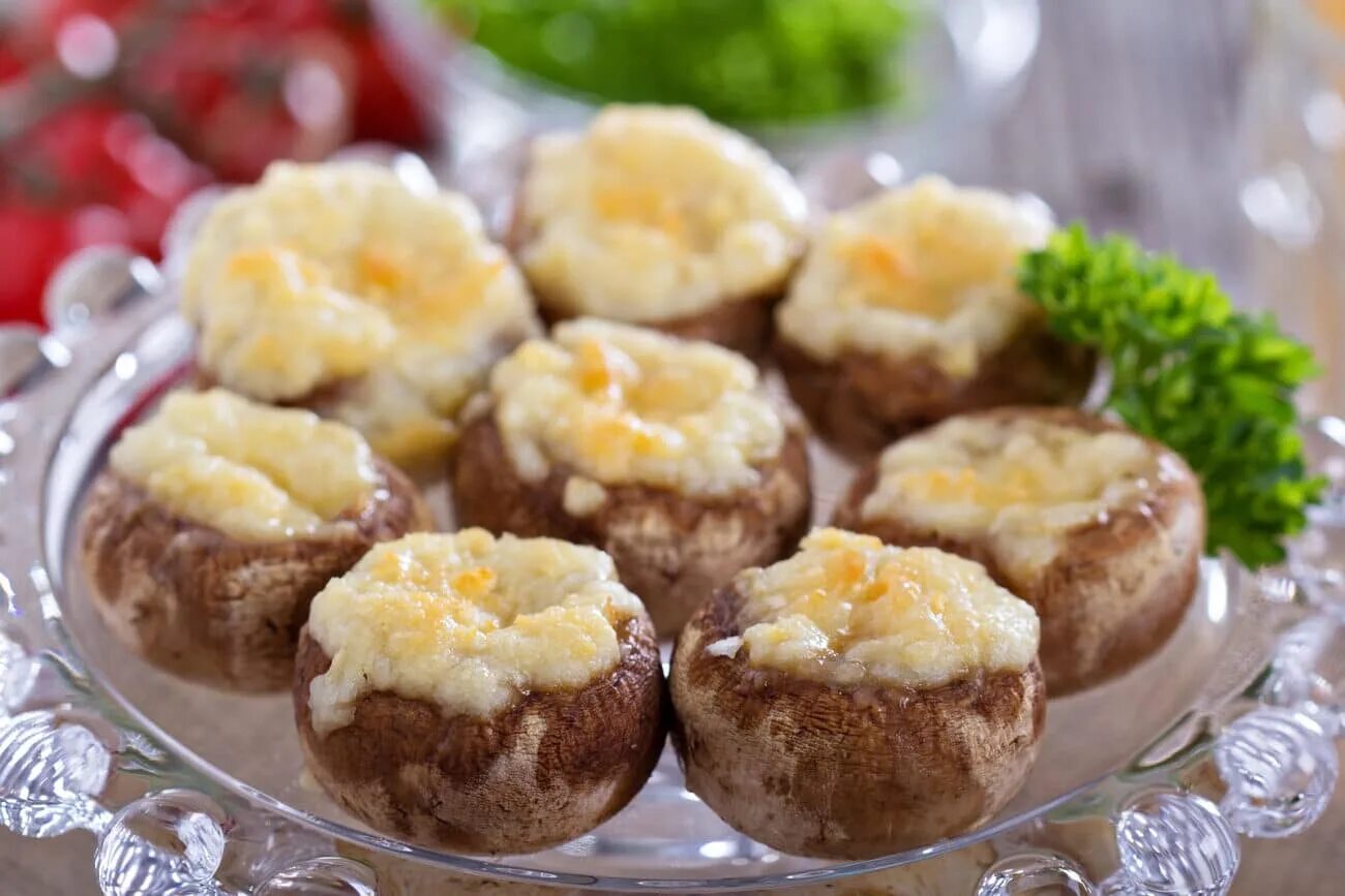 Запечь шампиньоны с сыром и чесноком. Шампиньоны запечённые с сыром и чесноком. шампиньоны фаршированные сыром. фаршированные грибы шампиньоны в духовке с сыром. грибы фаршированные сыром и чесноком в духовке шампиньоны.