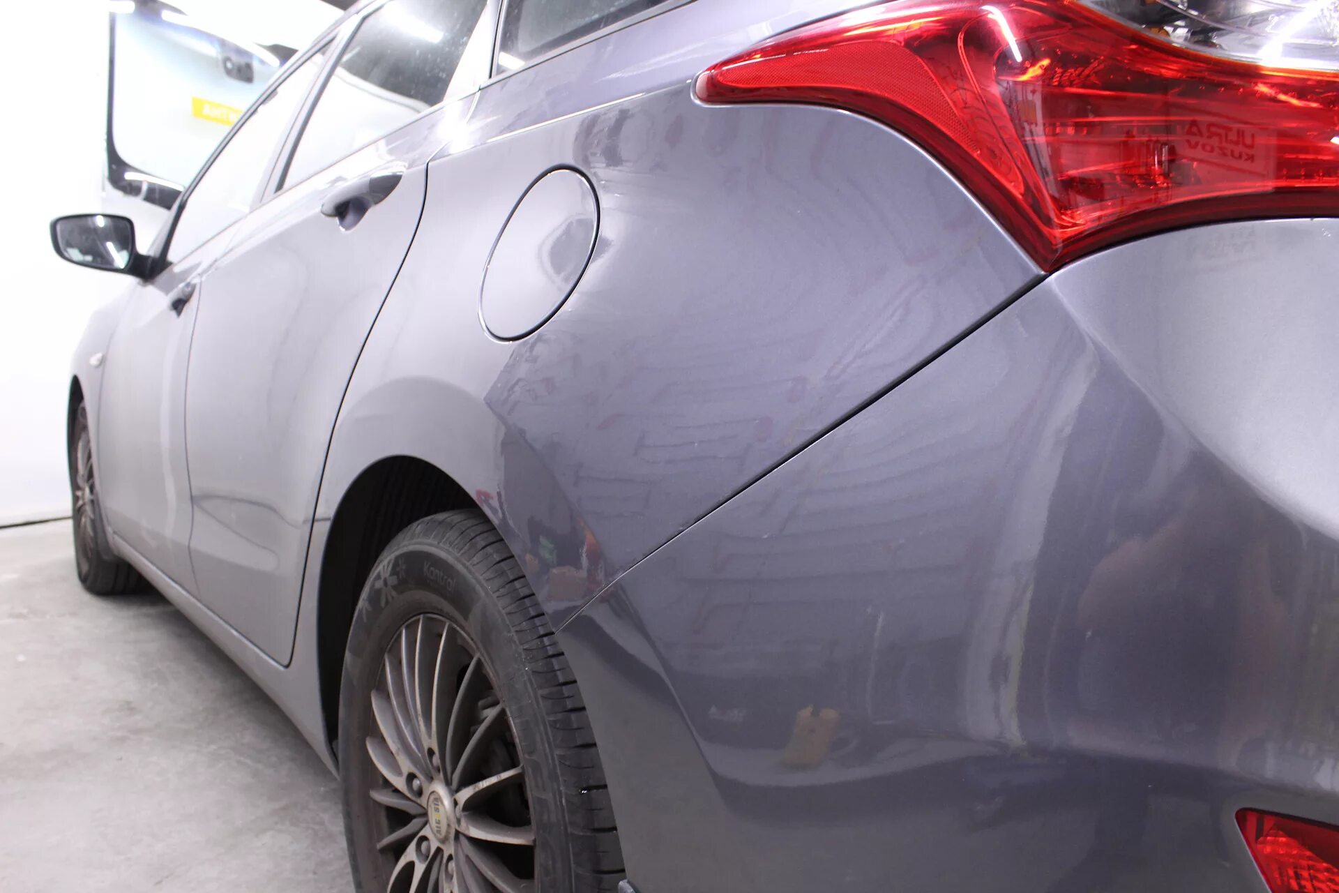 Вмятина на крыле. Вмятина на машине крыло. Вмятина на крыле. Вмятина на крыле форд фокус. Вмятина на крыле.