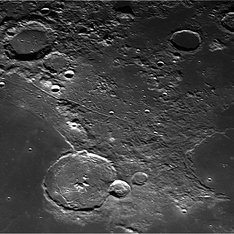 Lunar crack. Лунная поверхность бомбардировка. Бомбардировка поверхности Луны. Кратеры поверхность. Поверхность Луны с кратерами a4.