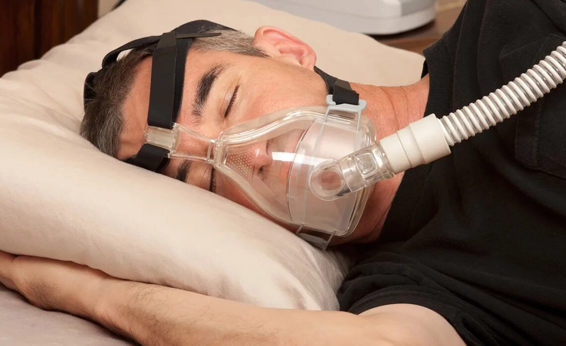 Заболевание апноэ во сне. Сипап аппарат. CPAP аппарат. Аппарат апноэ сна БИПАП. Аппарат сипап от храпа и апноэ.