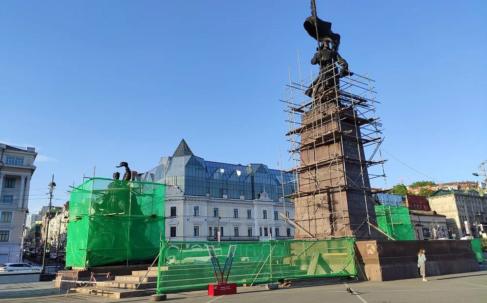 Памятники. Владивосток площадь. Владивосток статуя. Памятник Невельскому во Владивостоке. Победа на сегодня владивосток канал