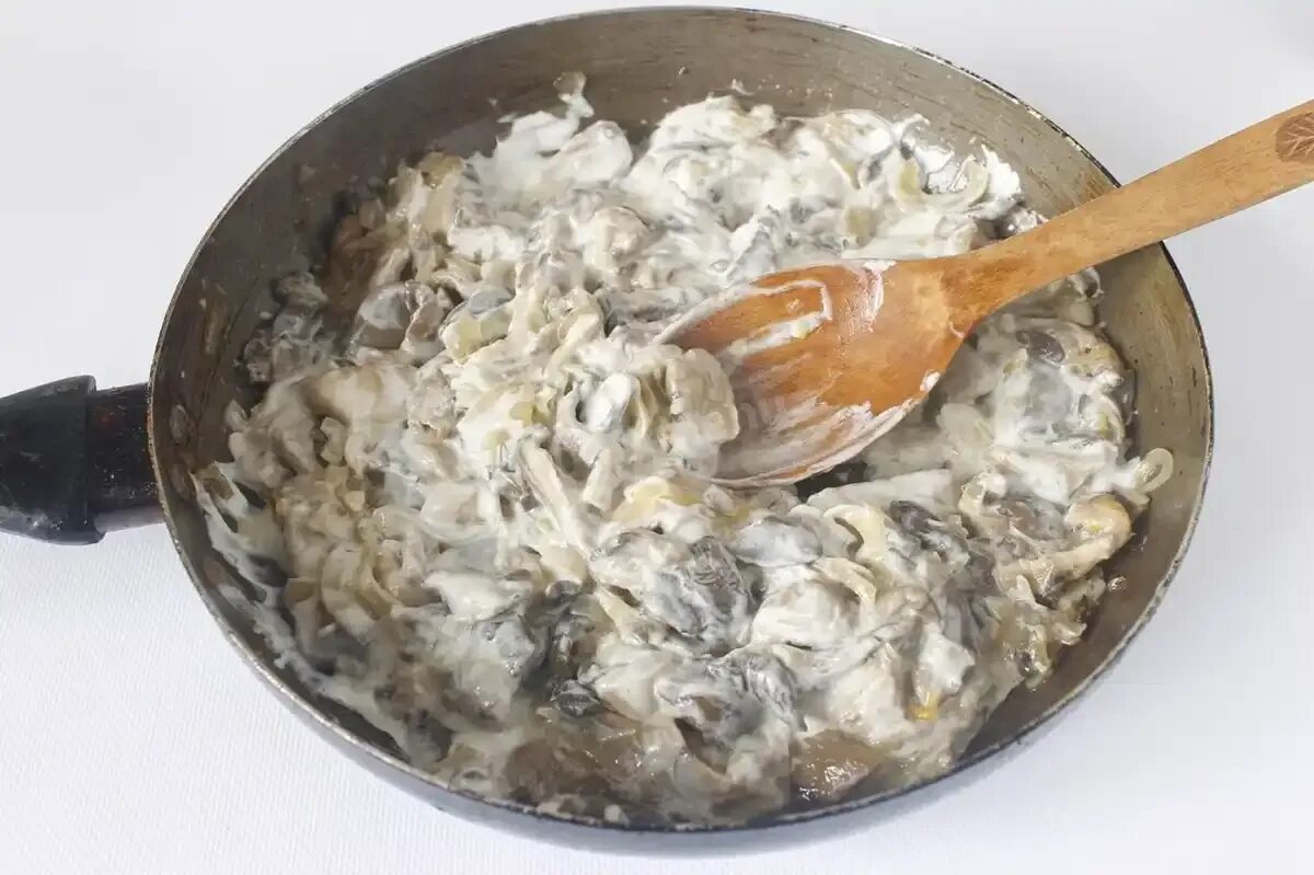 Вешенки приготовить вкусно со сметаной. Вешенки в сметане. вешенки в сметане на сковороде. вешенки жареные в сметане. жареные вешенки с луком и сметаной.