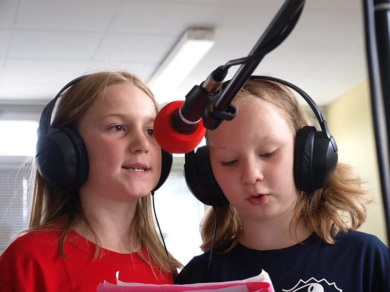 радиопередачи для детей. музыка тв детские. музыка тв детские. ребенок радиоведущий. радио для детей.