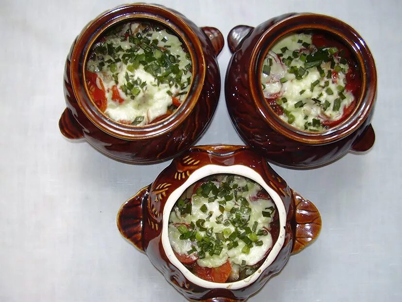 Мясо с грибами в горшочках. Говядина в горшочках с картошкой и грибами. Опята в горшочках. Картошка с опятами в горшочках. Грибы в томате.