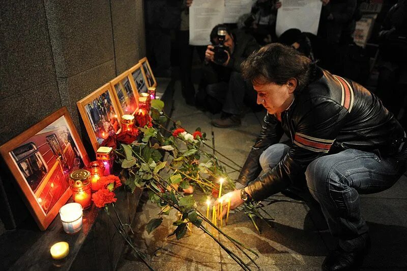 В москве объявлен день траура. Траур фото. Траур в Москве 2010. День траура.