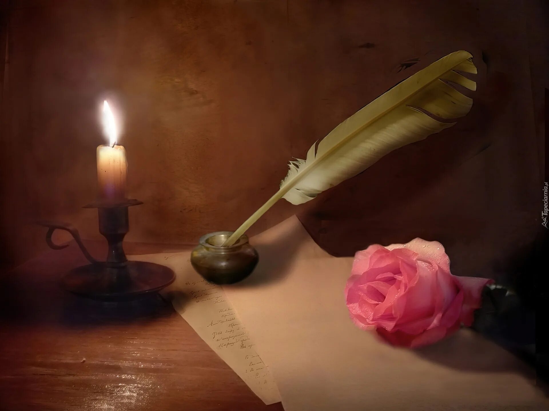 На столе стоит свеча которая отражается. Поэтическое перо. Книга с пером. Перо для письма. Свеча и перо.