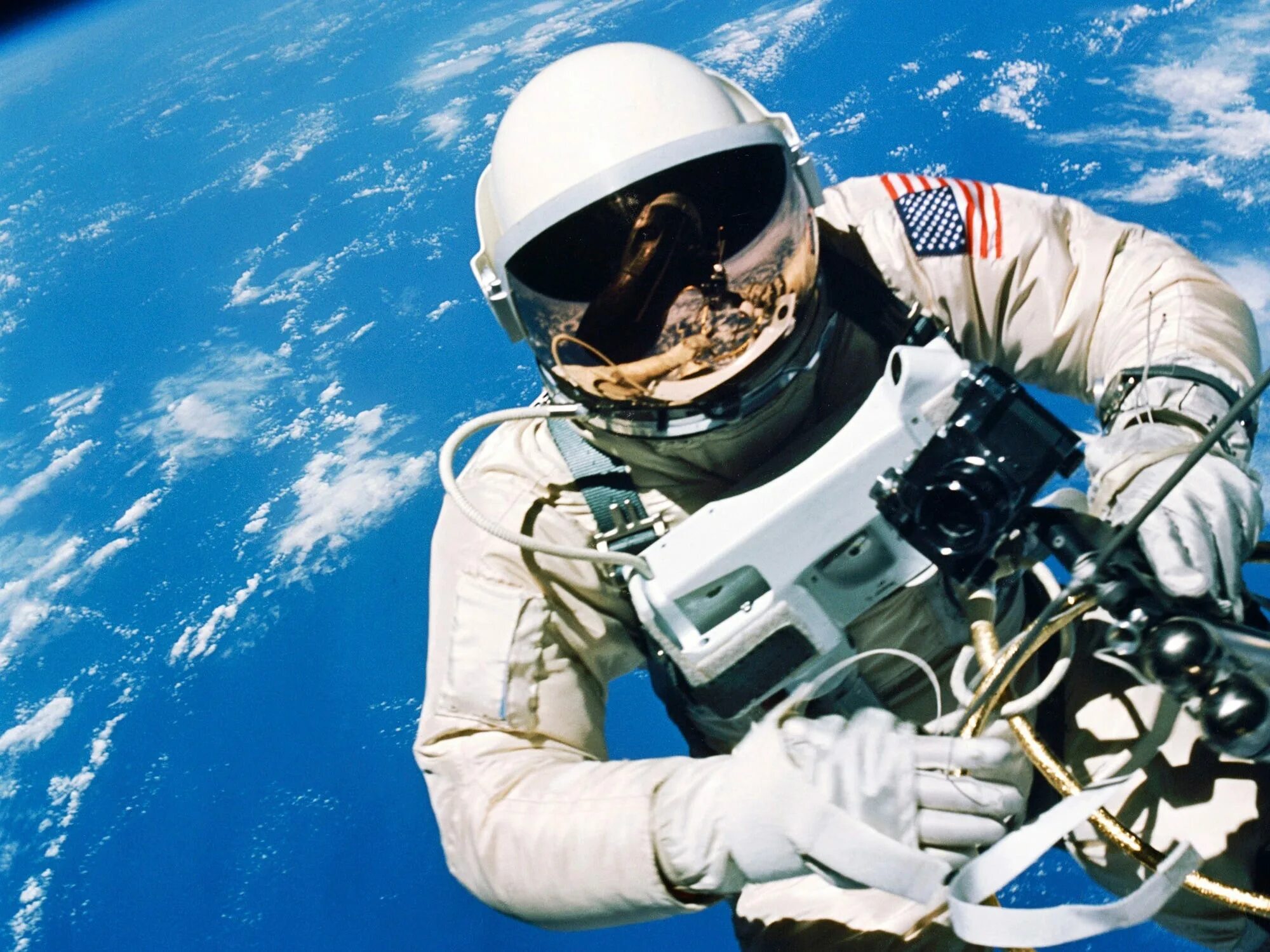 Первый астронавт вышедший в открытый космос. Человек в открытом космосе. Открытый космос.