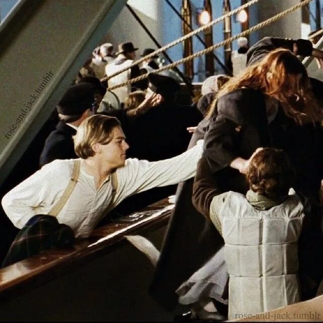 Кейт уинслет титаник кадры в воде. Кейт уинслет съемки титаника. Титаник 1997 кэмерон. Джеймс кэмерон 1997. Леонардо ди каприо и кейт уинслет титаник за кадром.