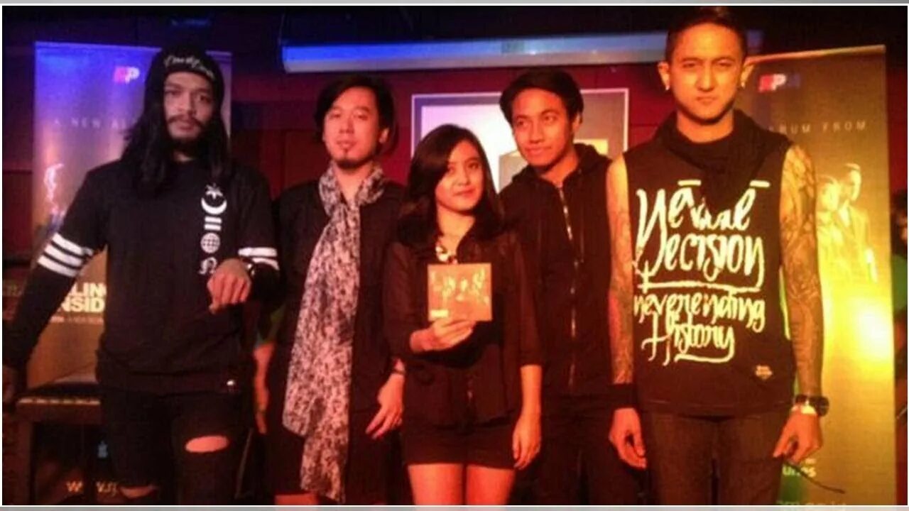 You killing me inside uzbekchasi. All inside me группа. Killing me inside. Инсайд банд. Shields band killing.