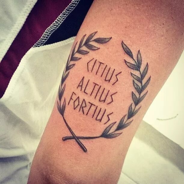 Татуировка быстро. Citius altius fortius татуировка. ситиус альтиус фортиус тату. тату надпись citius, altius fortius. быстрее выше сильнее тату.