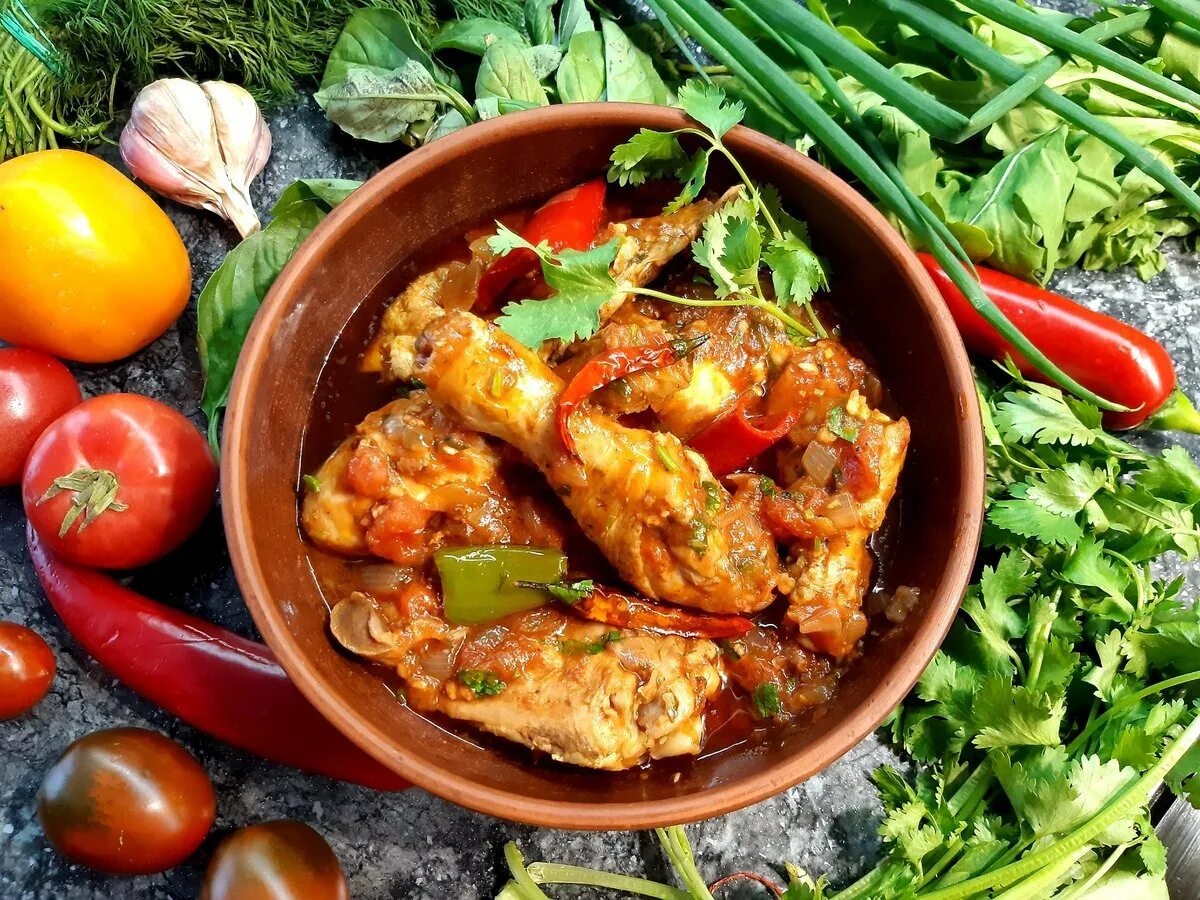 Чахохбили с курицей. Чахохбили грузия. Грузинская кухня чахохбили. Чахохбили с цыпленком. Грузинская кухня чахохбили.