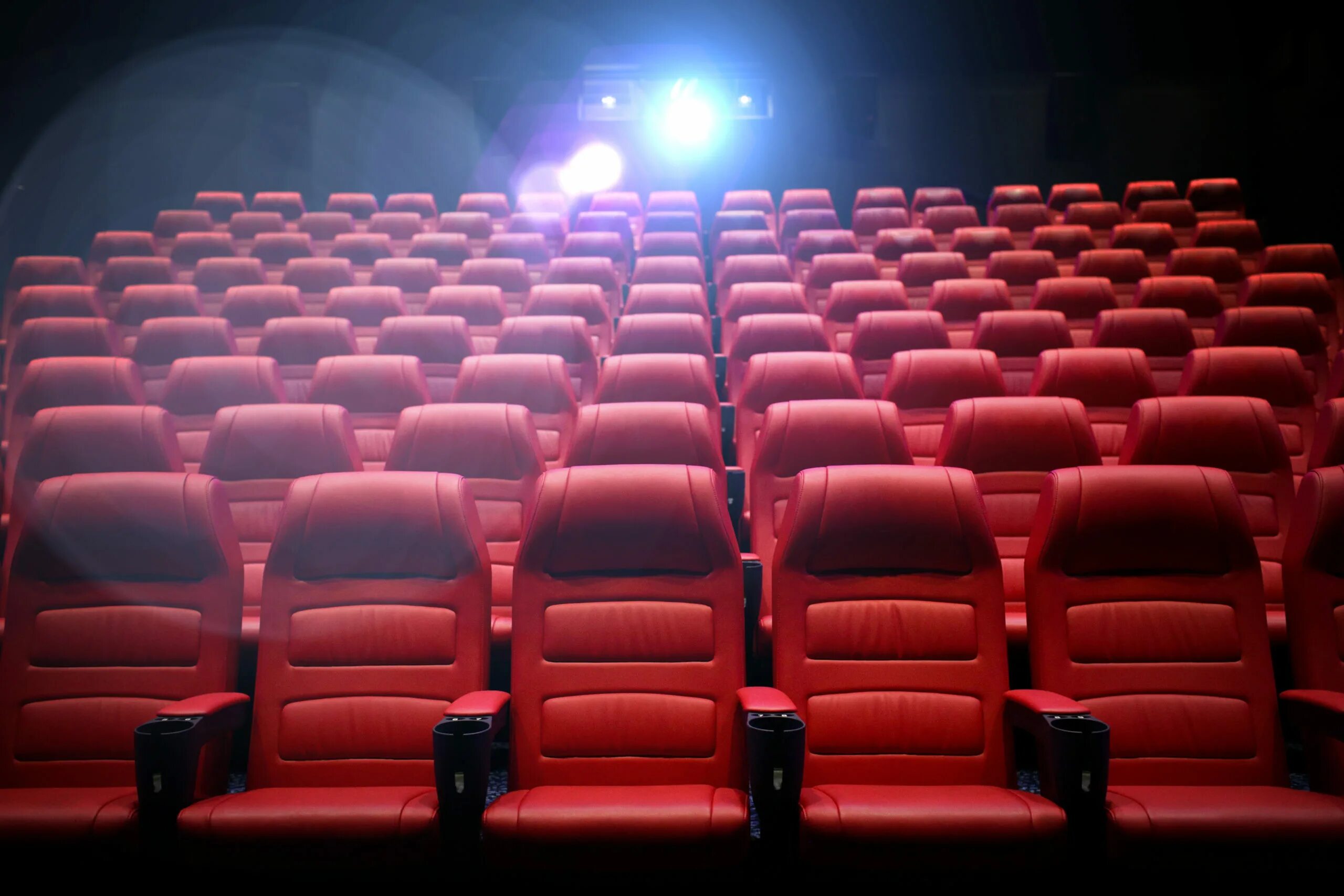 Кресло для кинозала. Пустые кресла в кинотеатре. Зрительный зал кинотеатра. Сиденья в кинотеатре фон. Сиденья в кинотеатре