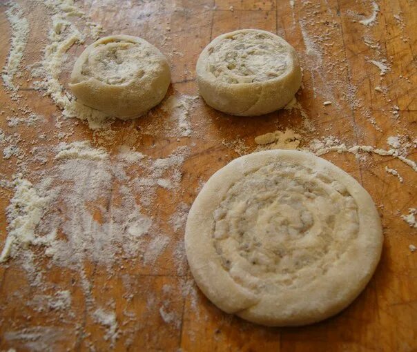 Лепёшки с начинкой из сыра и овощей казачьи. Лепёшки на молоке без дрожжей в духовке. Дрожжевая лепешка в духовке. Картофельные лепешки с начинкой. Дрожжевая лепешка в духовке.