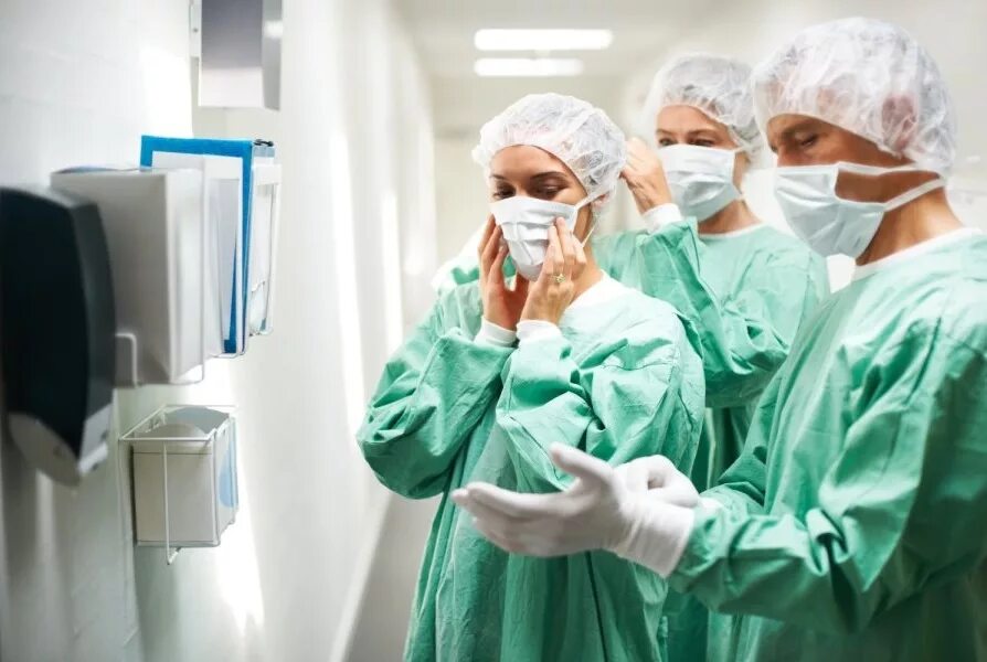 Медицинская сестра в операционной. Маска медсестры. Медицинский персонал в хирургии. Мытье рук хирурга. Хирургическая дезинфекция рук.