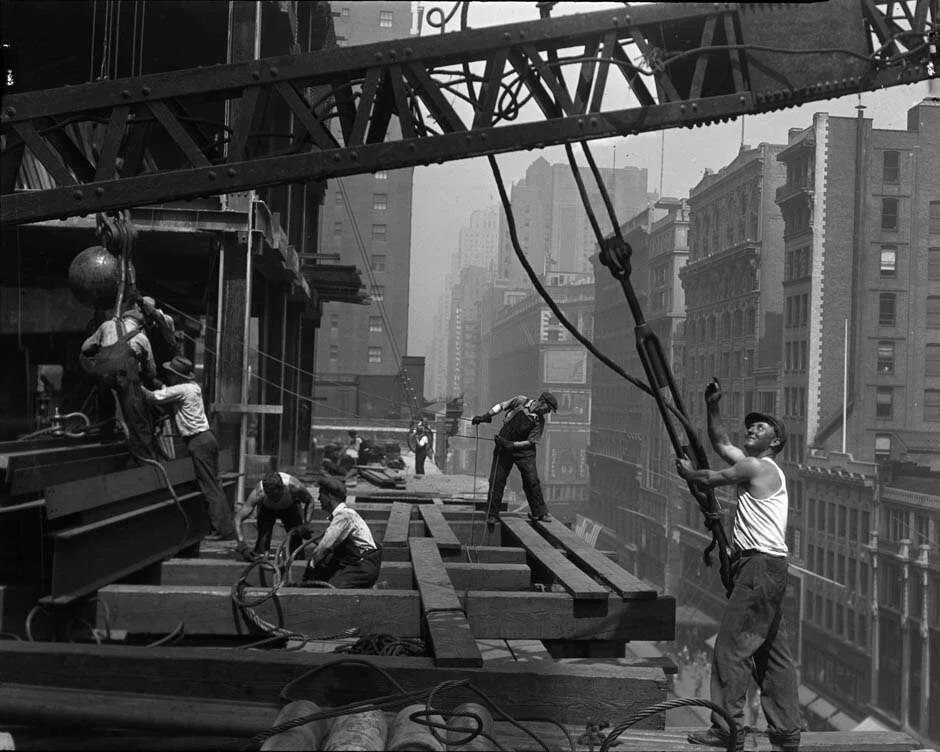 1 мая строительство. Эмпайр-Стейт-Билдинг Нью-Йорк. Эмпайр Стейт Билдинг в 1931 году. Эмпайр-Стейт-Билдинг Нью-Йорк 1930. Рабочие на Эмпайр Стейт Билдинг.