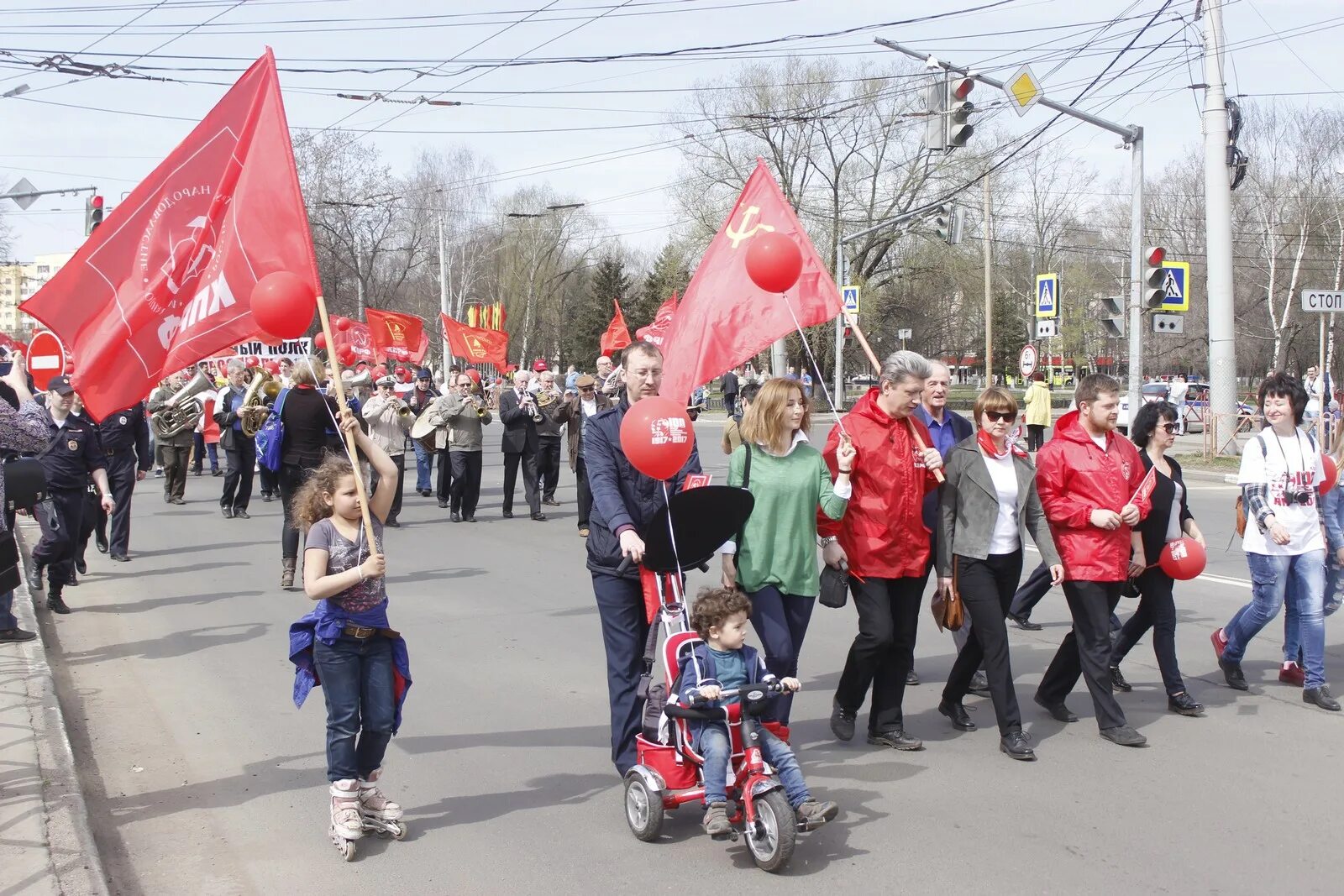 Востряково 1 мая. Первомайская демонстрация в СССР. Первомай Ярославская область. Первомайская демонстрация в Козельске. Первомайское шествие КПРФ.