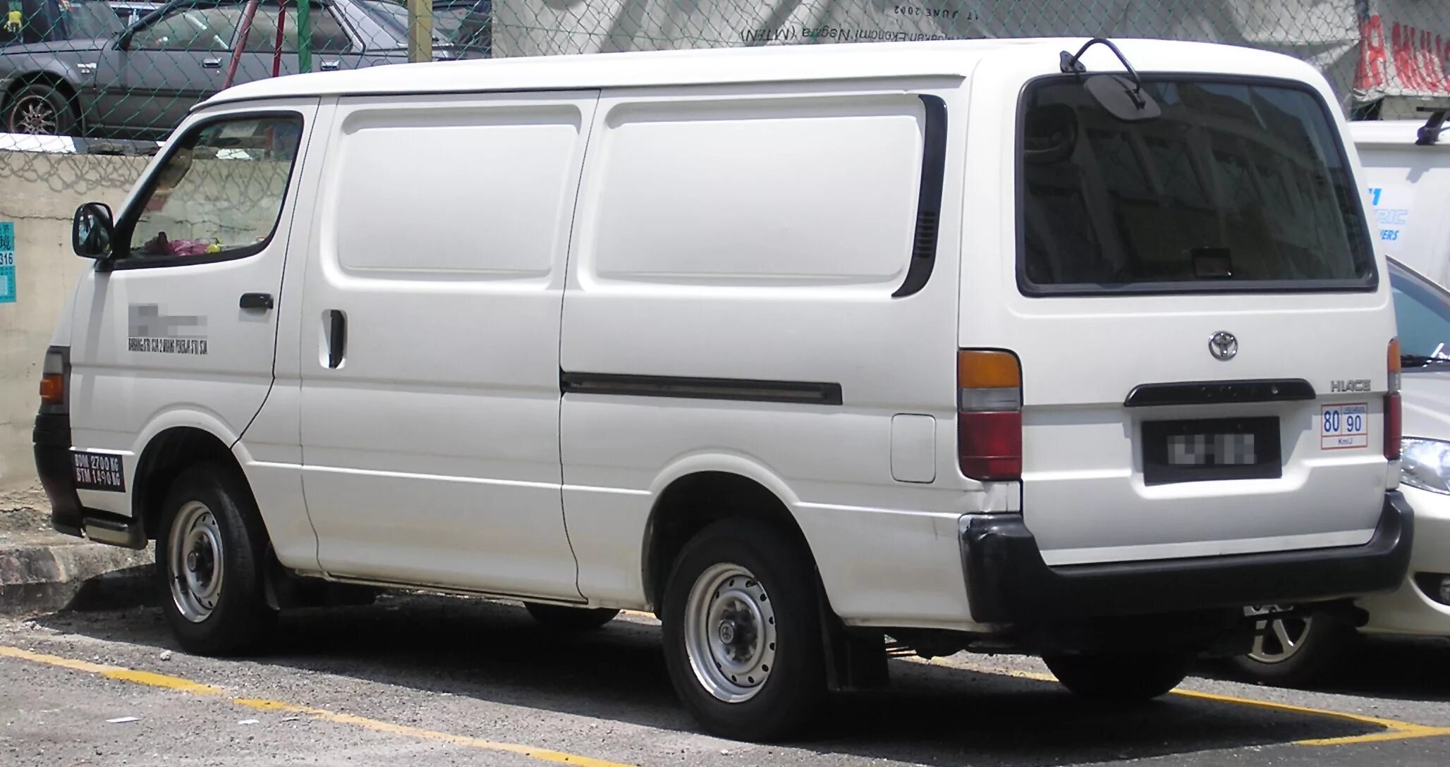 Тойота хайс микроавтобус 2. Тойота хайс шины. Hiace 33 колеса toyota. Toyota hiace колеса. Toyota hiace h100 диски.