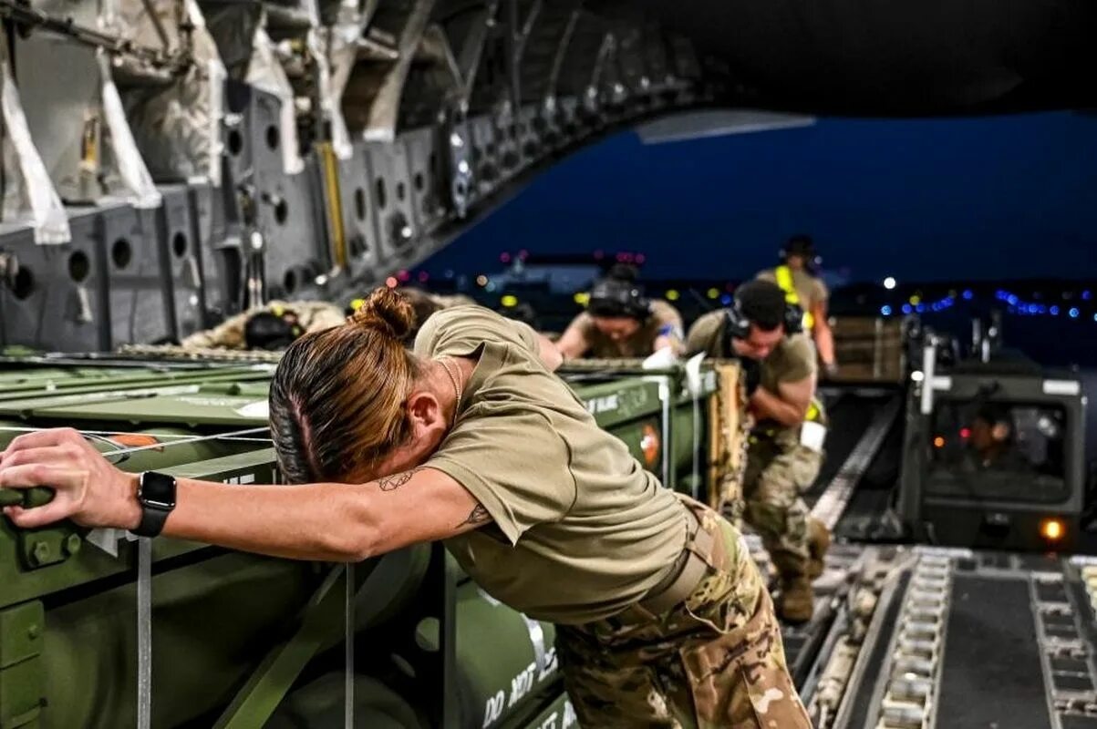 Помощь сша. Военная техника сша. американские военные. американское оружие современное. американские военнослужащие.