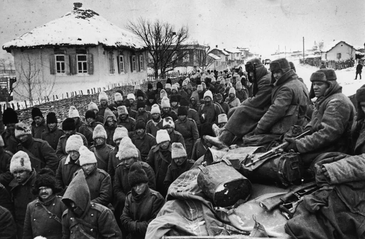 Какой город немцы взяли за два дня. Румыны 1942 Сталинград. Пленные румыны в Сталинграде. Немецкие военнопленные 1942 Сталинград. Румынские военнопленные под Сталинградом.