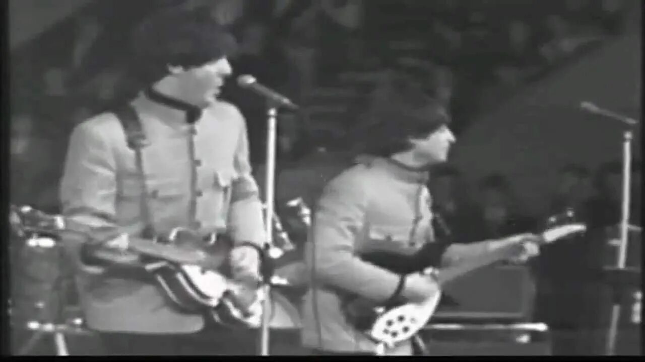 The beatles i feel fine. Beatles she woman. Beatles she woman. Фото солиста битлз с женой. Beatles she woman.