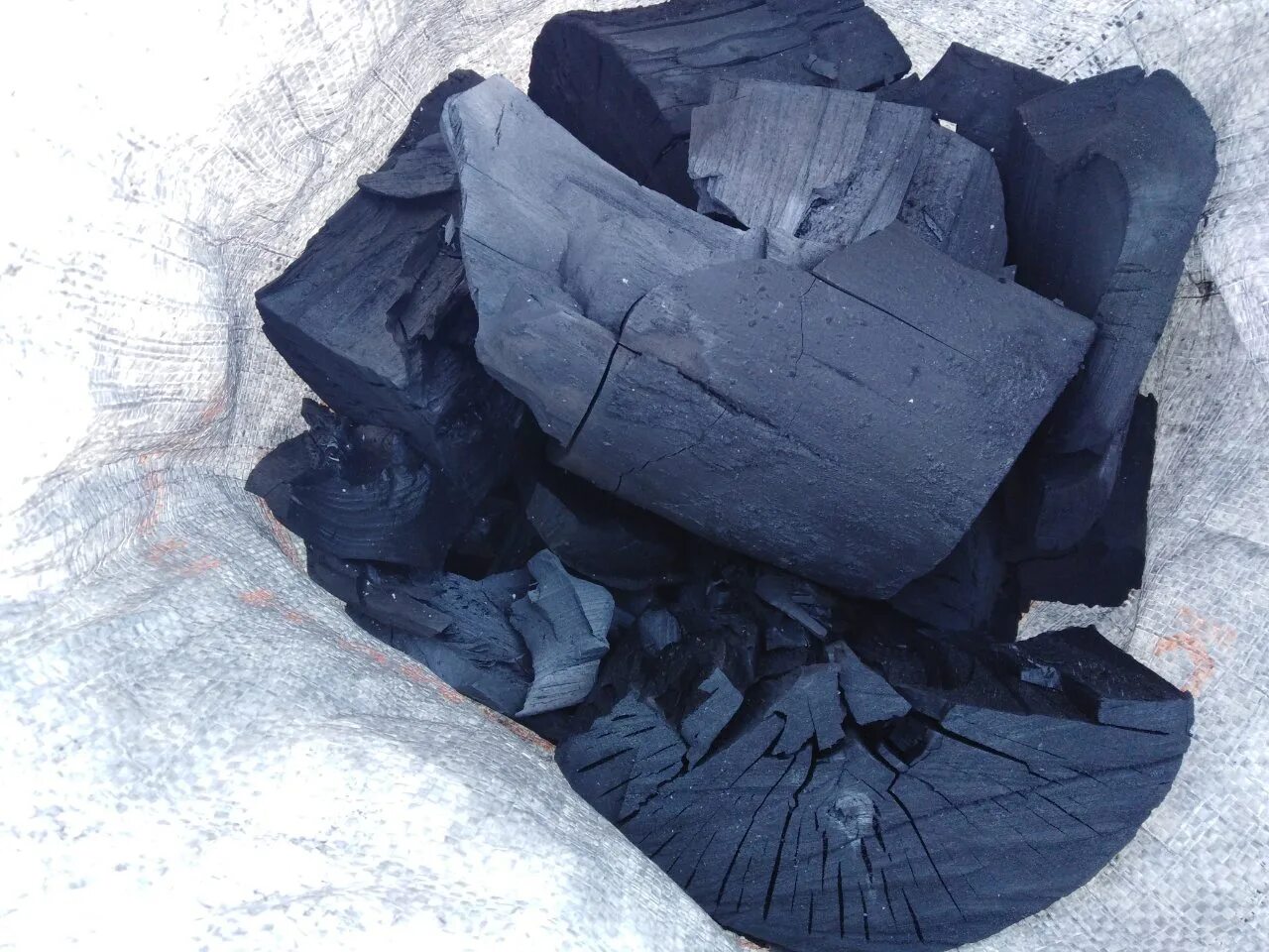 Древесный уголь (береза, 3 кг). Уголь березовый марка а (5кг). Древесный уголь в мешках. Древесный уголь в полиэтиленовых мешках. Уголь древесный оптом от производителя