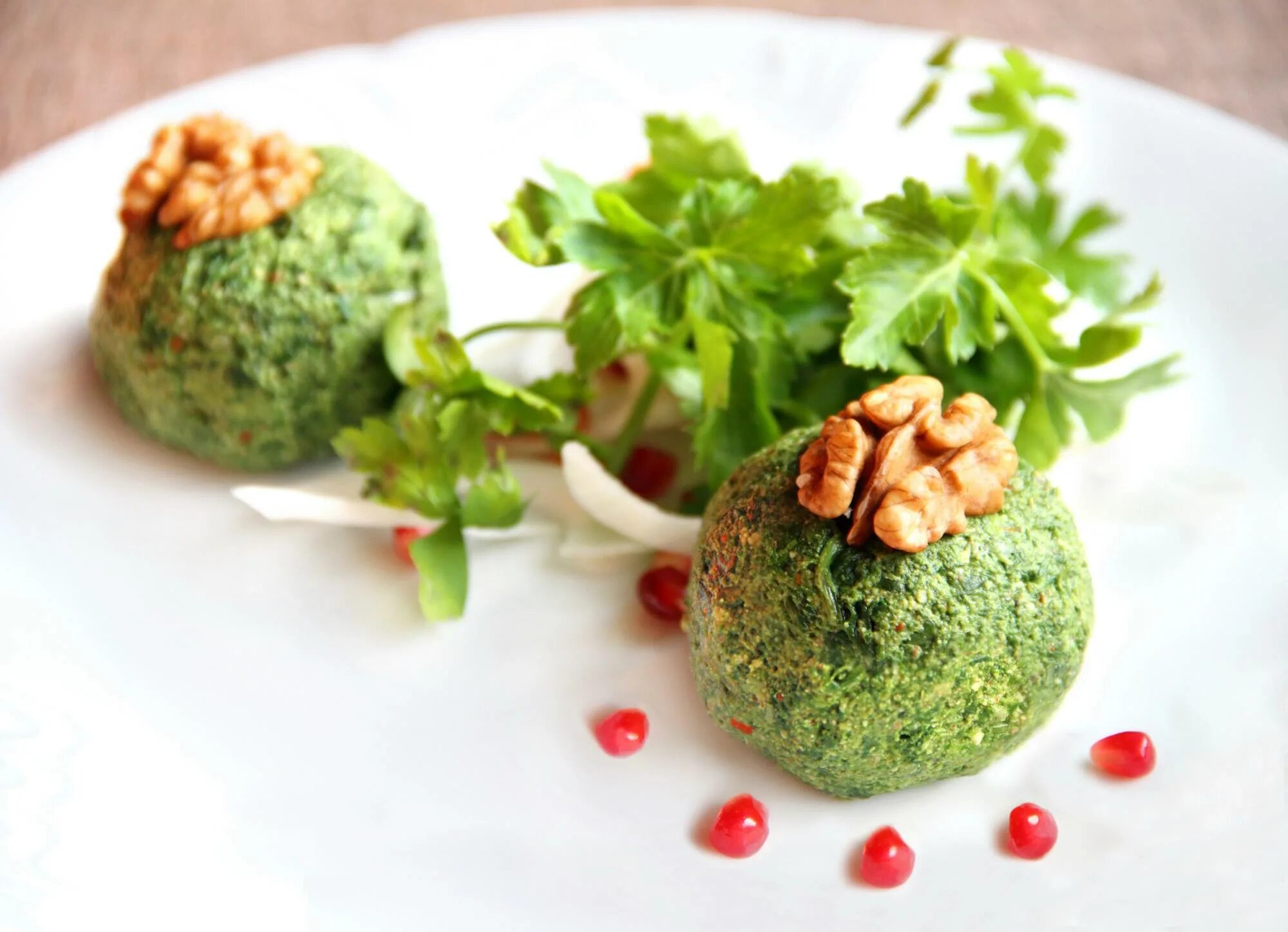 Пхали со шпинатом и орехами. Шпинат и петрушка. Пхали шпинат по-грузински. Пхали из шпината. Гарнир из шпината.