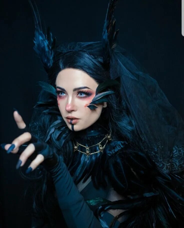 Cosplay queens. Рейвен Квин косплей. Куин косплеерша. Queen косплей. Тёмная Королева косплей.