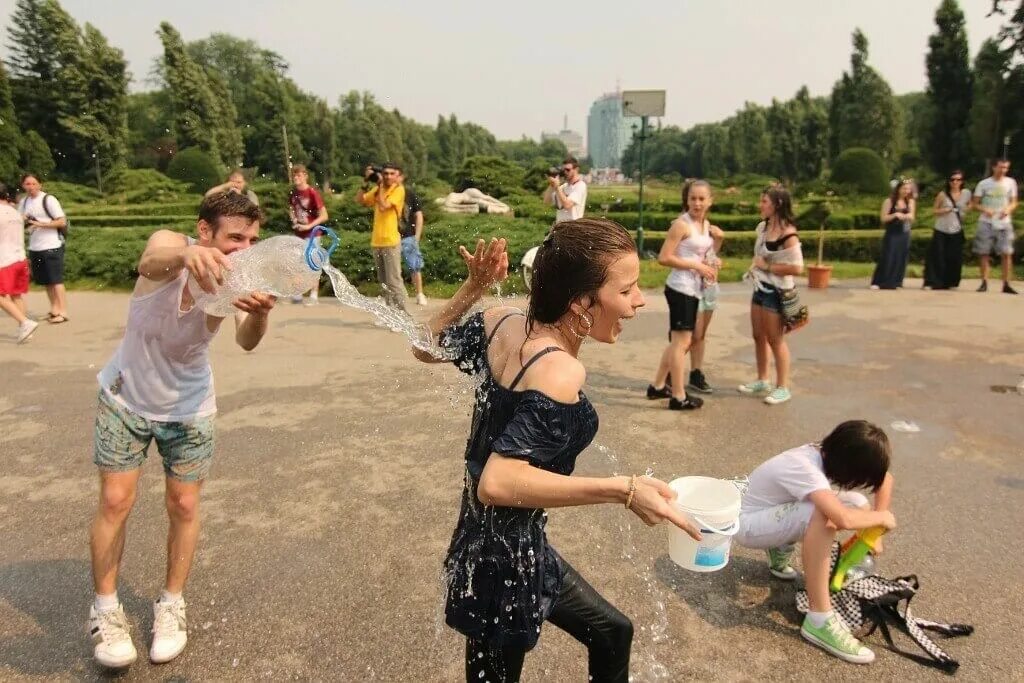 Поливальный понедельник. Water Fight. Girl Water Fight. Поливальный понедельник Польша брызгалка. Water fights