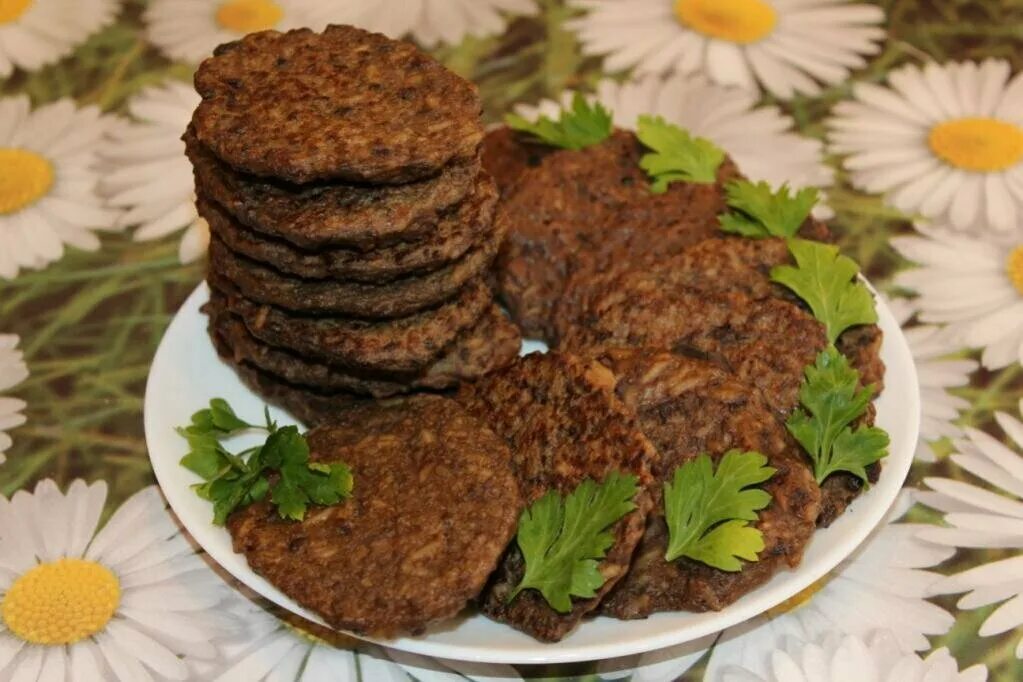 Котлеты из печени с луком. Печеночники из куриной печени. Печеночники из говяжьей печени. Оладьи из куриной печени. Печёночные оладьи из куриной печени.