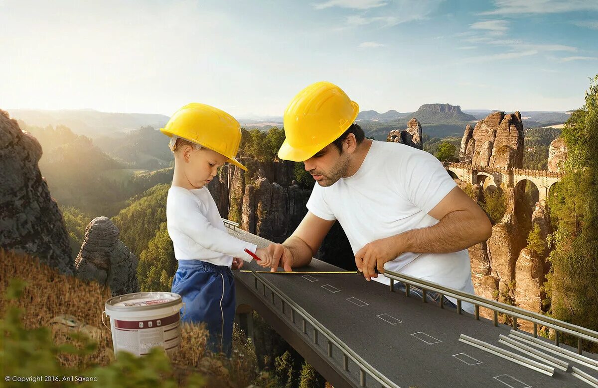 Человек строит дом. Фотозона день строителя. Строитель карикатура. Строитель с проектом. Дизайнер на стройке.