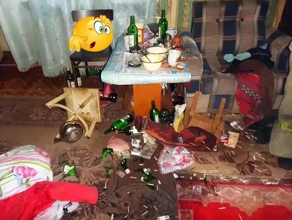 Стол после вечеринки. Тусовка в квартире. Квартира после вечеринки. Вечеринка минимализм. Комната после вечеринки.