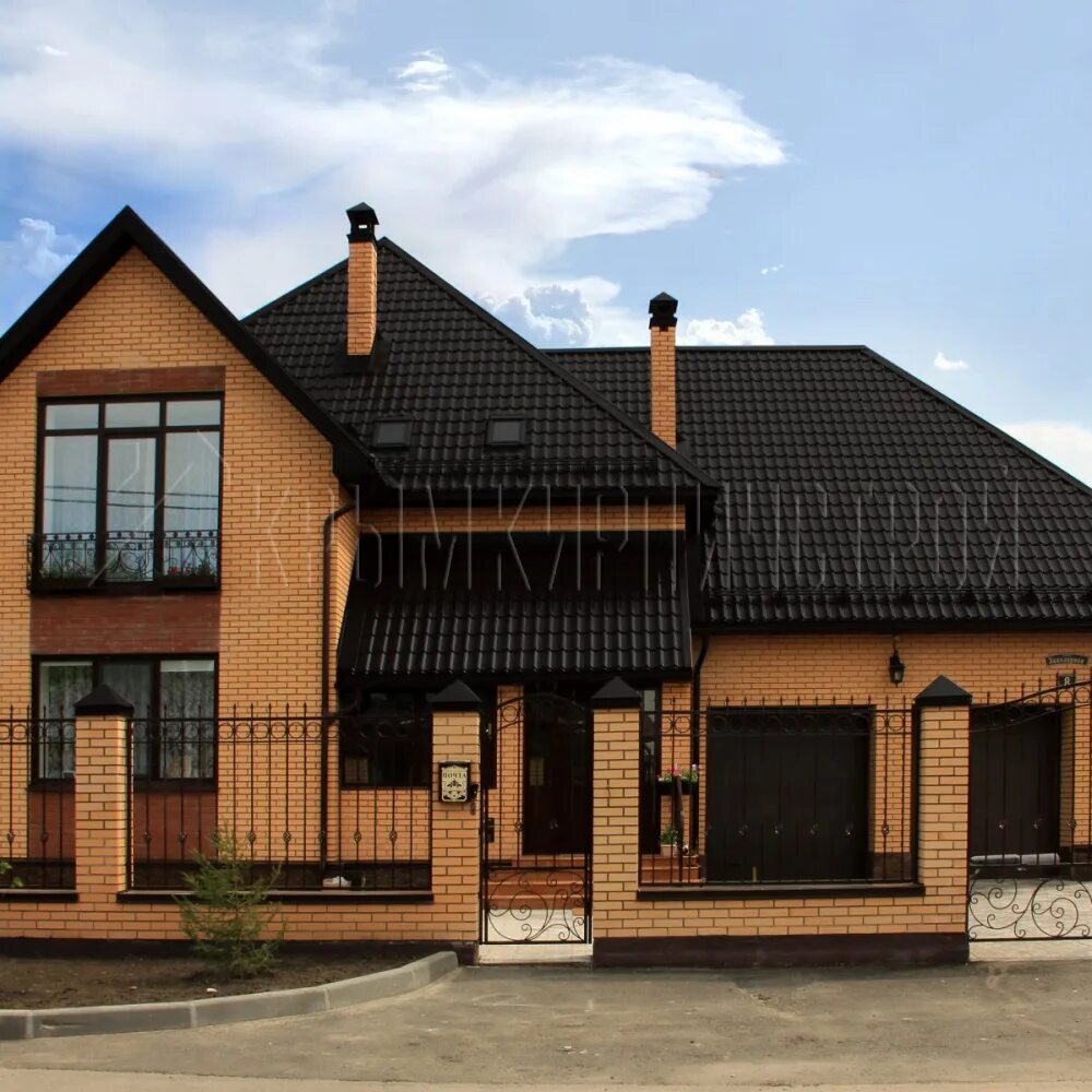 Крыша дома из красного кирпича. Черепица рал 8019. коричневый фасад дома. кирпичный дом с коричневой крышей. коричневая кровля.