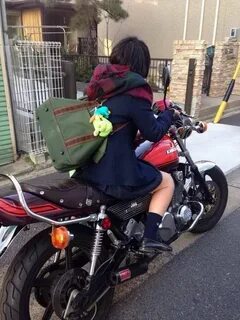 В юбке на мотоцикле