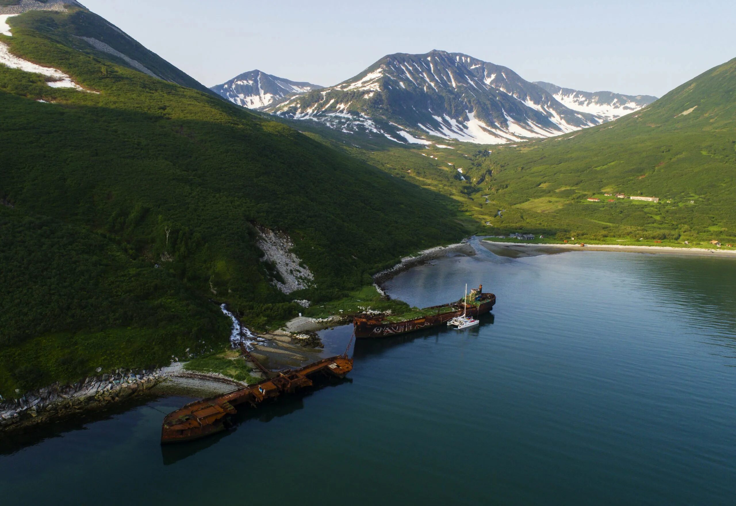 Камчатка экскурсии на вулканы. Зима петропавловск камчатский тихий океан. Петропавловск камчатский авачинский залив. Памятник здесь начинается россия камчатка. Остров старичков петропавловск-камчатский.