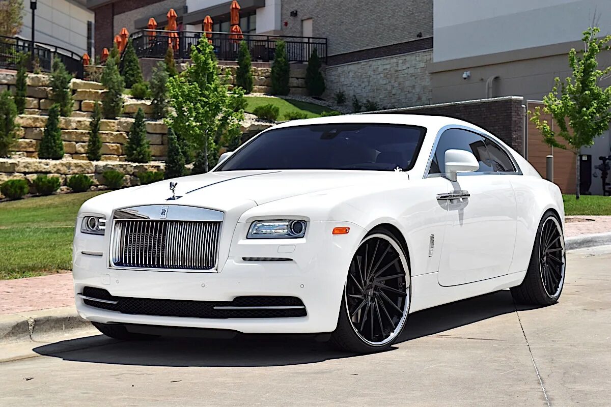 Белый роллс ройс. Роллс Ройс Wraith. Rolls Royce Wraith White. Rolls Royce Wraith белый. Rolls Royce Wraith 2021 белый.