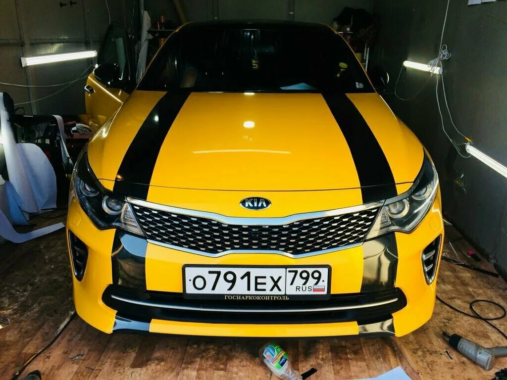 оклейка автомобиля пленкой. обклеить пленкой машину такси. солярис желтый 2020. автомобиль такси в пленке. оклейка авто такси.