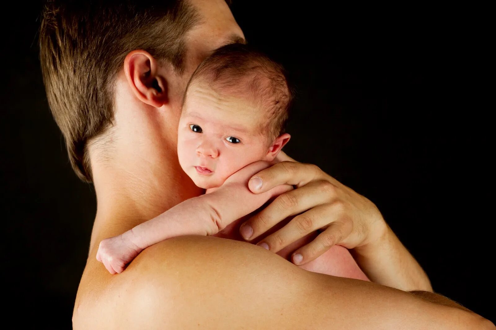 Мама мужское. Мужчина с ребенком на руках. Мужчина с младенцем на руках. Ребенок на руках у папы. Папа с малышом на руках.
