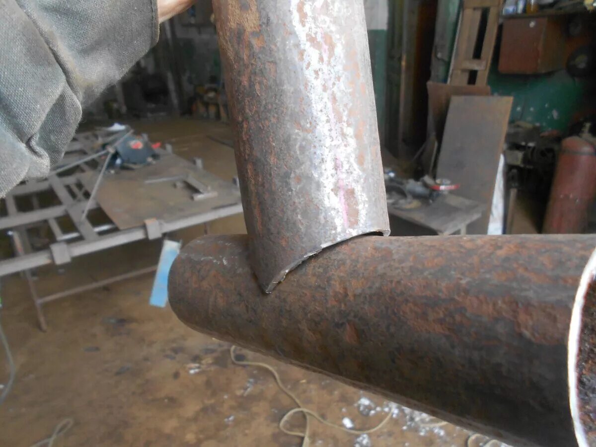 Фаски для 110 трубы под сварку. Перпендикулярная сварка труб. Сварка профильной трубы под 90т. Сварка врезки трубы. Тройник под 45 градусов стальной.