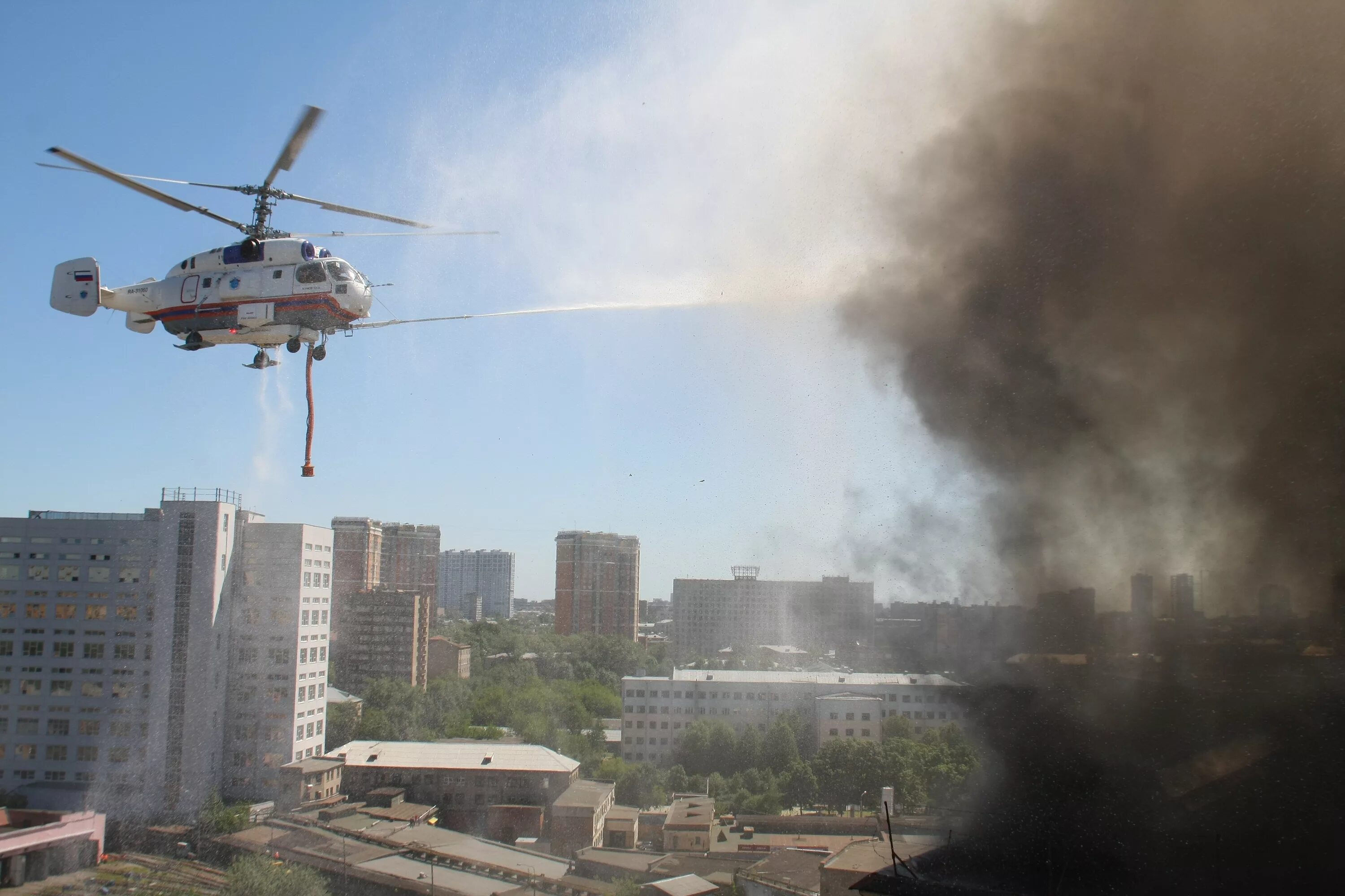 Тушение пожаров с помощью вертолетов впр. Ка-32 вертолёт пожарный МЧС России. Ка-32 мац. Пожарный вертолет ми-8. Вертолет для тушения пожаров.